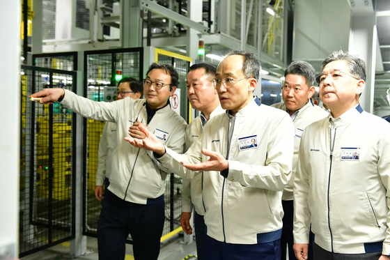 Finance Minister Choo Kyung-ho, front, and Hyundai Motor CEO Chang Jae-hoon, far right, inspect the automaker's Ulsan plant on Tuesday. [MINISTRY OF ECONOMY AND FINANCE]