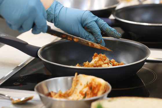 Visitors to Hansik Space E:Eum make kimchi in Jongno District, central Seoul [JOONGANG ILBO]