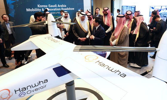 Won Hee-ryong, center, the minister of Land, Infrastructure and Transport, talks with his Saudi Arabian counterpart Saleh bin Nasser Al Jasser at the second Korea-Saudi Arabia Mobility and Innovation Road Show at a hotel in central Seoul on Tuesday.