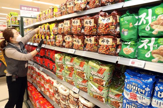 Different types of ramyeon are on sale at a supermarket [YONHAP]