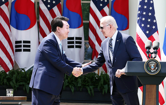 President Yoon Suk Yeol, left, shakes hands with U.S. President Joe Biden during a joint news conference after their summit at the White House in Washington, D.C., on April 26. [YONHAP] 