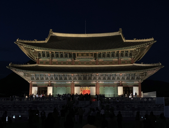 The largest and most-visited palace is Gyeongbok Palace in Jongno District, central Seoul. It was built in 1395 in the heart of Seoul as the main royal palace during the Joseon Dynasty (1392-1910). [LEE JIAN] 
