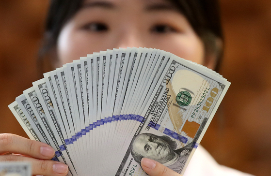 A bank employee sorts dollar bills at Hana Bank's counterfeit response unit in central Seoul on Thursday. [NEWS1]
