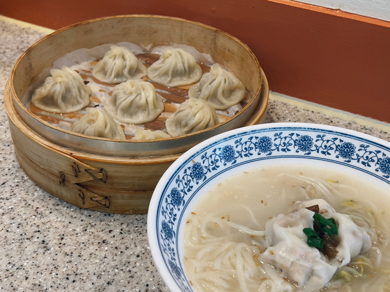 Baozipu's steamed shrimp dumplings and shrimp wonton noodles [LEE TAE-HEE]