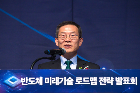 Lee Jong-ho, Minister of Science and ICT, speaks during an inauguration ceremony for a public-private consultative body for semiconductor technology development programs held in Seocho District, southern Seoul, Tuesday. The government also announced a next-generation chip technology development plan that day. [MINISTRY OF SCIENCE AND ICT]