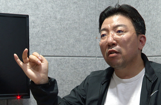 Ra Deok-yeon, a key suspect in an alleged stock manipulation case, talks to a news media outlet on May 1. [YONHAP]