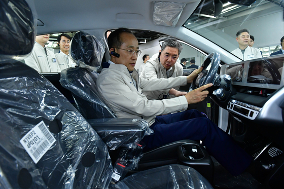 Finance Minister Choo Kyung-ho tests an Ioniq 5 at Hyundai Motor's Ulsan plant on Tuesday. [MINISTRY OF ECONOMY AND FINANCE]