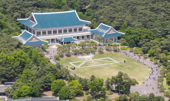 A bird's-eye view of the Blue House in central Seoul on May 15, 2022, shortly after it opened to the public as soon as President Yoon Suk Yeol took office. [YONHAP]