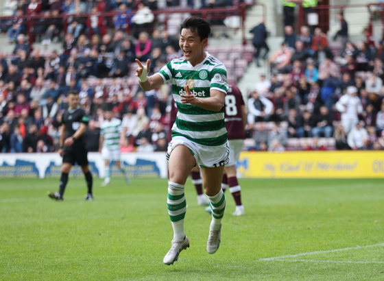 Celtic's Oh Hyeon-gyu celebrates scoring their second goal against Heart of Midlothian at Tynecastle Park in Edinburgh, Scotland on Sunday. [REUTERS/YONHAP] 