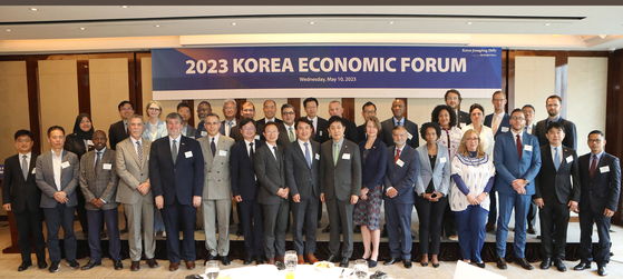 Members of the diplomatic corps in Korea and Korean defense companies pose with keynote speakers including Kang Hwan-seug, Vice Minister of the Defense Acquisition Program Administration,at the Korea Economic Forum, organized by the Korea JoongAng Daily at Westin Josun Seoul on Wednesday. [PARK SANG-MOON]