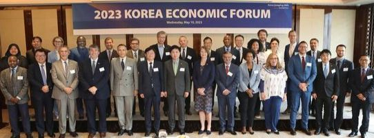 Members of the diplomatic corps in Korea and Korean financial companies pose with keynote speakers at the Korea Economic Forum,organized by the Korea JoongAng Daily at Westin Josun Seoul on Wednesday. [PARK SANG-MOON]