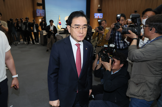 Rep. Tae Yong-ho leaves a press conference at the National Assembly, where he announced his resignation from the People Power Party supreme council on Wednesday morning. [YONHAP]