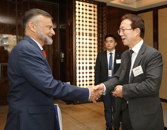 Ambassador of Pakistan to Korea Nabeel Munir, left, shakes hands with Vice Minister of Defense Acquisition Program Administration Kang Hwan-seug at the 2023 Korea Economic Forum. [PARK SANG-MOON] 