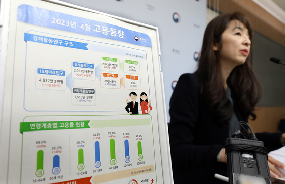 A Statistics Korea official briefs about April's job market at the government complex in Sejong on Wednesday. [NEWS1]
