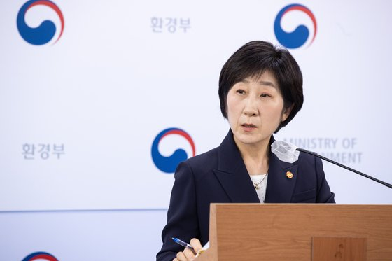 Environment Minister Han Wha-jin talks during a press conference held at the government complex in Sejong on Tuesday. [YONHAP] 