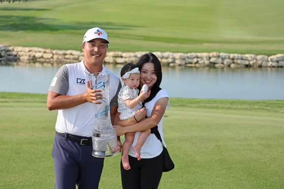Lee Kyoung-hoon, left, poses for a photo with his wife Yu Joo-yeon and daughter Yuna after winning the AT&T Byron Nelson trophy at TPC Craig Ranch in McKinney, Texas on May 15, 2022. [PGA] 