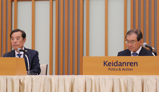 Federation of Korean Industries Acting Chairman Kim Byong-joon and Japan Business Federation Chairman Masakazu Tokura hold a press conference at the Japanese business lobby's building in Tokyo on Wednesday. [YONHAP]