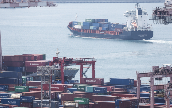 A container vessel departs from a port in Busan on Wednesday. [YONHAP]