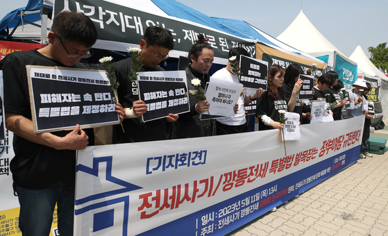 Victims of the jeonse fraud scam grieve the loss of another victim during a press conference held in front of the National Assembly building in Yeouido, western Seoul on Thursday. [NEWS1] 