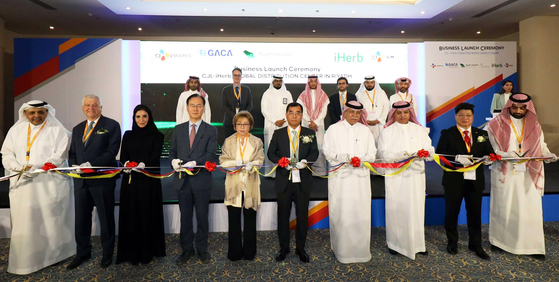 Officials from CJ Logistics and Saudi Arabia pose for a picture at a business launch ceremony of the establishment of CJ Logistics and iHerb's Global Distribution Center in Riyadh, Saudi Arabia, on Wednesday. From front left, Saudi Arabia’s Vice Minister of Ministry of Transport and Logistic Services Rumaih Al Rumaih, CJ ICM Shareholder Fuat Miskavi, Saudi Arabia’s Vice Minister of Commerce Eiman Al Mutairi, South Korea Ambassador to Saudi Arabia Park Joon-yong, iHerb COO Miriee Chang, CJ Logistics CEO Kang Sin-ho, Saudi Arabia’s Minister of Commerce Majid Al Kasabi, Saudi General Authority for Civil Aviation CEO Abdulaziz Al-Duailej, CJ Logistics Global Business Unit CEO Kang Byoung-ku and ZATCA Vice Governor of Strategy and Development Abdullah Al Funtukh. [CJ LOGISTICS]