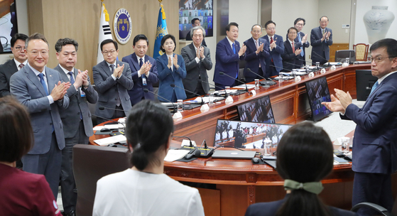 President Yoon Suk Yeol holds a meeting of the Central Disaster and Safety Countermeasure Headquarters, applauding medical staffers for their dedication in the fight against the Covid-19 pandemic at the Yongsan presidential office in Seoul Thursday. [YONHAP]