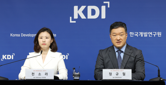 Chon So-ra, left, a research fellow at the Korea Development Institute (KDI), and Jung Kyu-chul, director of macroeconomic analysis and forecasting at KDI, announce the think tank's economic forecast on Thursday at the government complex in Sejong. [YONHAP] 