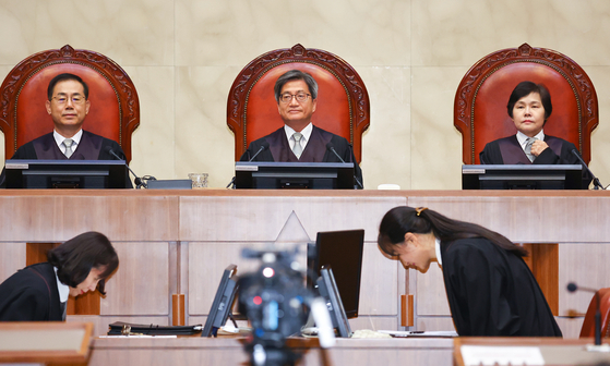 Supreme court justices before deliberating on a lawsuit over gender discrimination on funeral ceremonies in Seoul on Thursday. [YONHAP]