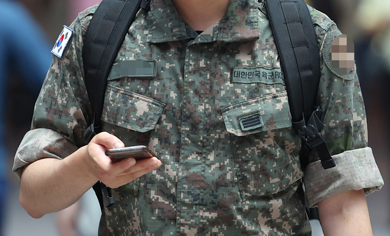 The Ministry of National Defense on Thursday announced that conscripts could soon be able to use their cell phones during the day. [YONHAP]