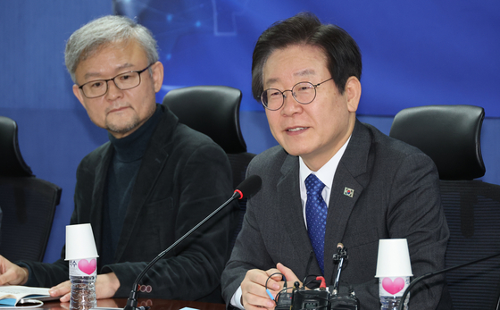Democratic Party leader Lee Jae-myung attends a roundtable on artificial intelligence at the National Assembly in Yeouido, western Seoul on Thursday. [YONHAP]