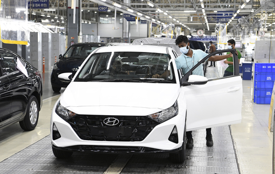 Hyundai Motor employees work at its manufacturing plant in Chennai, India. [HYUNDAI MOTOR]