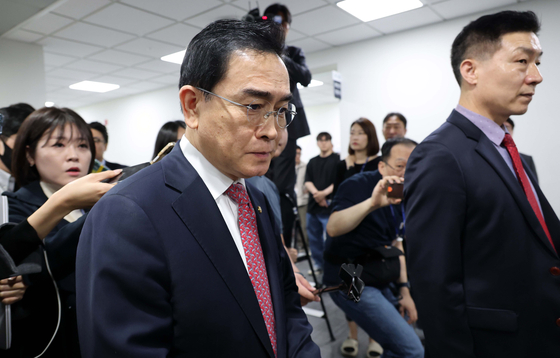 People Power Party Rep. Tae Yong-ho exits a press conference at the National Assembly in Yeouido, western Seoul, where he announced his resignation from the party's supreme council on Wednesday morning. [YONHAP]