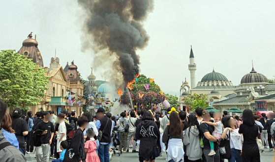 A fire broke out at Everland in Yongin, Gyeonggi on Friday. [YONHAP]