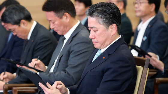 Cheong Seung-il, Kepco CEO, during an internal convention held at the state-run utility company's headquarters in Naju, South Jeolla, on Friday. Cheong offered to resign that day. [YONHAP]
