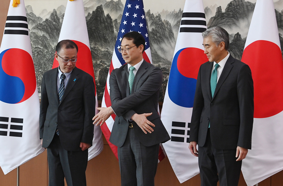 Special representatives for Korean Peninsula peace and security affairs Kim Gunn, center, poses for a photo with his Japanese and American counterparts ahead of their trilateral meeting in Seoul on April 7. [YONHAP]