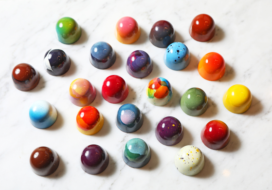 Twenty-four bonbons are offered at Stick With Me Sweets' Seoul store, which opened in April in Gangnam District, southern Seoul. [PARK SANG-MOON]