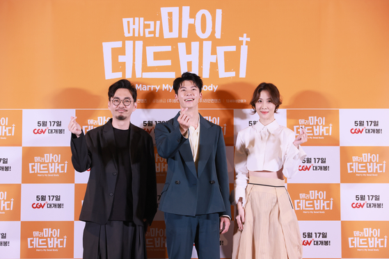 From left, director Cheng Wei-hao, actor Greg Han and producer Jin Bai-lun pose for a photo during the press conference for ″Marry My Dead Body″ at CGV Yongsan in central Seoul on Friday. [LIAN CONTENTS]