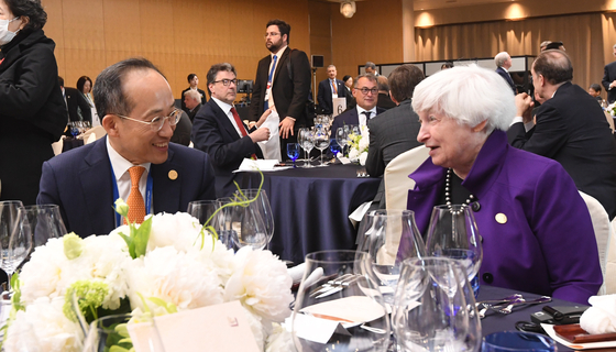 Finance Minister Choo Kyung-ho, left, talks with U.S. Treasury Secretary Janet Yellen at a seminar held at a hotel Friday during the minister's trip to attend the G7 Finance Ministers and Central Bank Governors’ meeting in Niigata, Japan. [MINISTRY OF ECONOMY AND FINANCE]