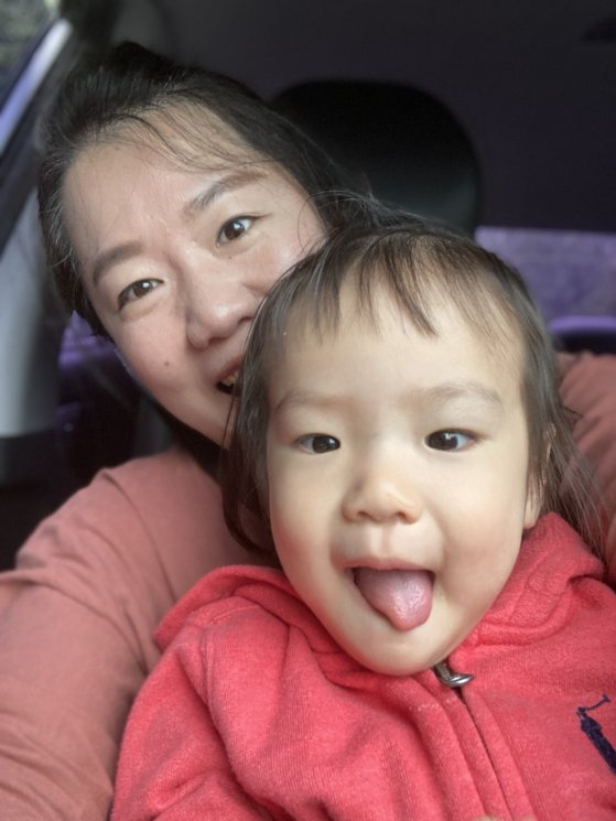Kim Mi-na, left, and her daughter Joo-e. Kim gave birth to Joo-e after falling unconscious for 22 days with Covid-19. [KIM MI-NA] 