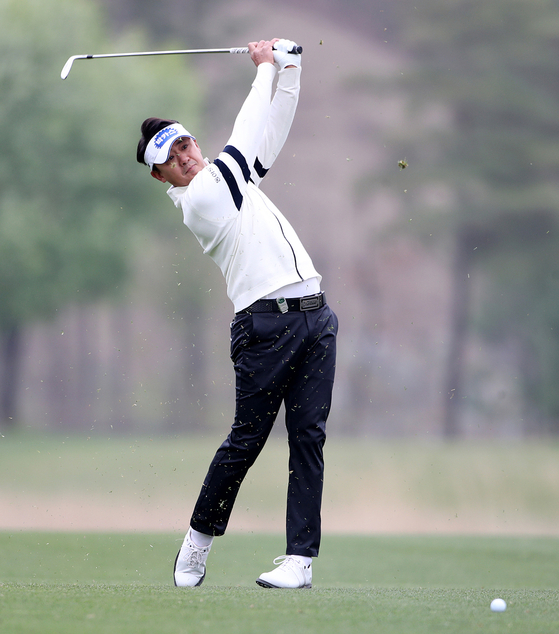 Park Sang-hyun hits a shot during the DB Insurance Promy Open at La Vie est Belle Country Club in Chuncheon, Gangwon on April 16. [NEWS1] 