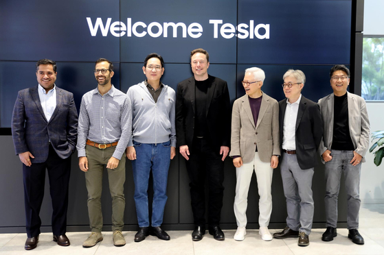 Samsung Electronics Executive Chairman Lee Jae-yong, third from left, poses with Tesla CEO Elon Musk, fourth from left, and other executives at the headquarters of Samsung Electronics Device Solutions America (DSA) in Silicon Valley on Wednesday. Also pictured, from left, are Tesla’s Vice President of Global Supply Management Karn Budhiraj, Tesla’s Chief Technology Officer Andrew Baglino, Lee, Musk, Samsung Electronics Device Solutions Division CEO Kyung Kye-hyun, Samsung Electronics’ Foundry Business President Choi Si-young and Samsung Electronics DSA Vice President Han Jin-man. [SAMSUNG ELECTRONICS]
