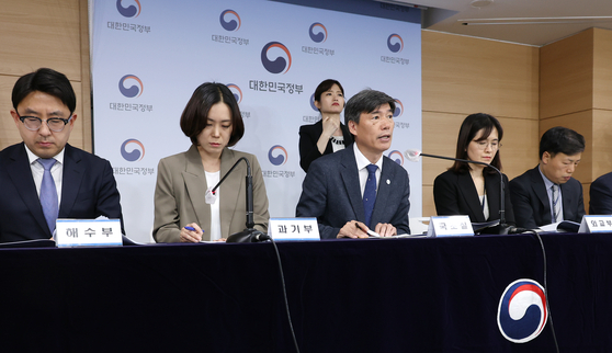 Members of Korean government bureaus speak with the press on Friday morning about the Korean propositions to Japan regarding its inspectional trip to Fukushima. [YONHAP]
