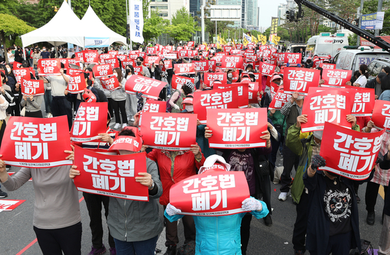 Doctors and other non-nurse medical professionals protest near the National Assembly in Yeouido on May 3 against the Nursing Act. [YONHAP]