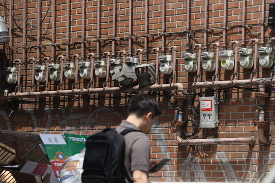 The government will announce new electricity and gas rates for the second quarter on Monday. Experts predict a price hike between 7 to 8 won per kilowatt hour. The photo above shows gas meters of a building in Mapo District, western Seoul, on Sunday. [YONHAP]