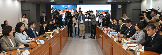 Negotiators from Korea, left, and Japan meet at the Foreign Ministry in Seoul on Friday to discuss details about an upcoming trip to Fukushima by a Korean delegation to inspect the defunct nuclear power plant. [NEWS1] 