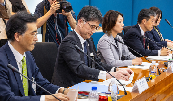 Atsushi Kaifu, director general of the Japanese Foreign Ministry’s Disarmament, Non-Proliferation and Science Department, second from left, are pictured during the negotiation with Korea in Seoul on Friday. [YONHAP]