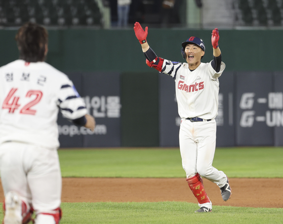 Roh Jin-hyuk of the Lotte Giants celebrates after hitting a walk-off double to beat the Doosan Bears in extra innings at Sajik Baseball Stadium in Busan on Thursday.  [YONHAP]
