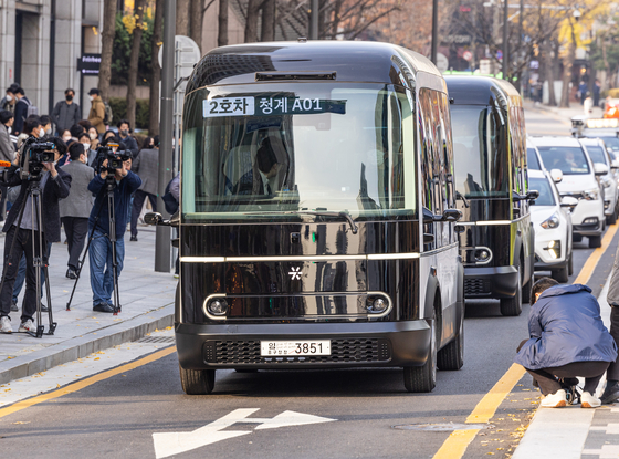 42dot’s self-driving buses run near the Cheonggyecheon area in central Seoul. The vehicle is equipped with Level 4 autonomous technology, which is able to operate on its own but may need human intervention. [YONHAP]