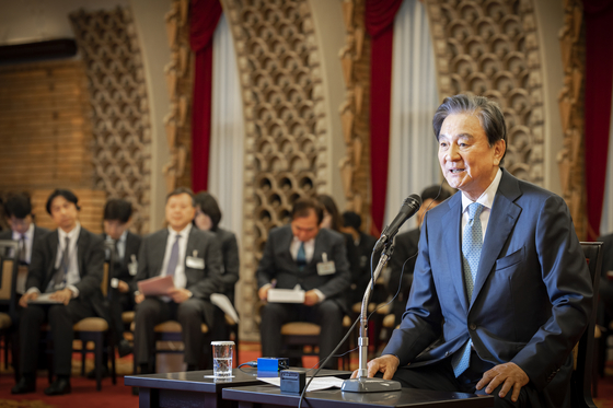 Hong Seok-hyun, JoongAng Holdings chairman, asks questions to Prime Minister Fumio Kishida during their meeting at the prime minister’s residence in Tokyo on May 11. [JUN MIN-KYU]
