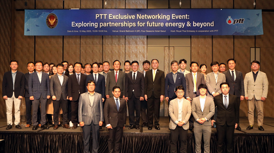 Buranin Rattanasombat, chief new business and infrastructure officer of Thai oil and gas conglomerate PTT, seventh from left in second row, Ambassador of Thailand to Korea Witchu Vejjajiva, eighth from left in second row, and members of PTT and Korean corporate executives representing the electronic vehicle and energy sectors attend a networking event organized by the Embassy of Thailand in Seoul and PTT at Four Seasons Seoul on Monday. [PARK SANG-MOON]