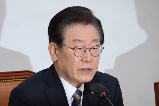 Democratic Party (DP) Chairman Lee Jae-myung delivers remarks during a DP leadership meeting at the National Assembly in Yeouido, western Seoul, Monday. [YONHAP]